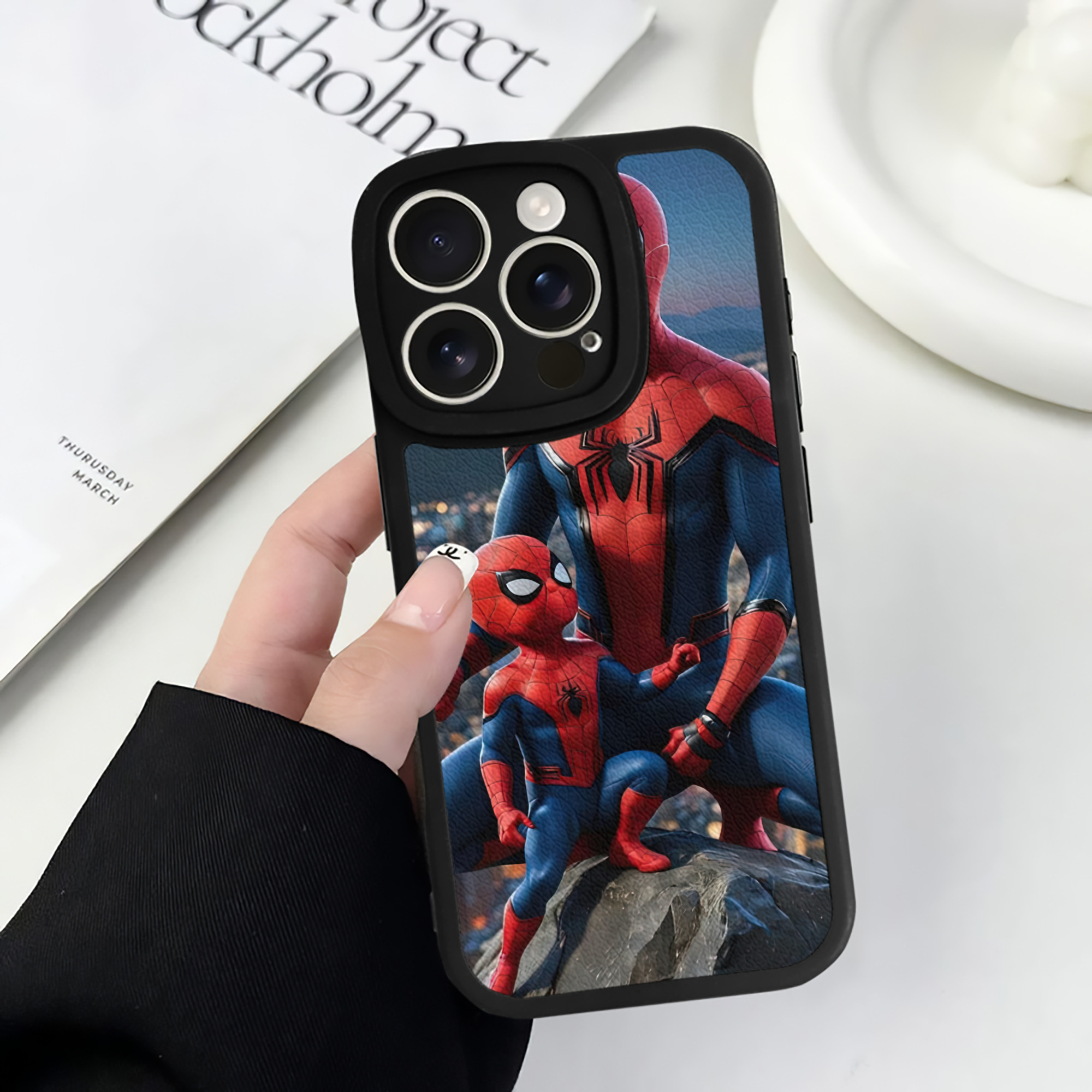 （画像用） Spider Man スパイダーマン 【iPhone 16シリーズ対応】シリコンスマホケース（レザー調） 材質：シリコン